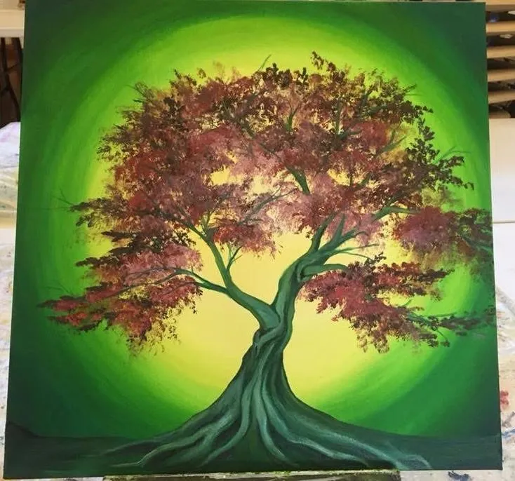 Acrylbild eines Baumes mit rotbrauner Krone vor leuchtend grünem Hintergrund