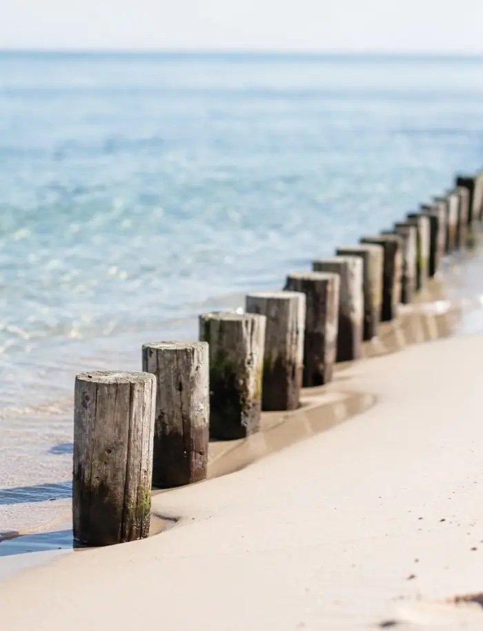 Buhnen im flachen Wasser am Ostseestrand