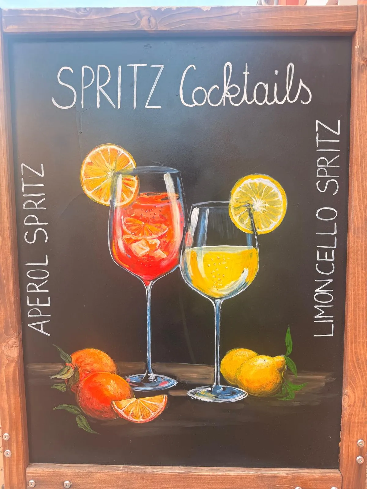Handgemalte Kreidetafel mit Spritz-Cocktails für die Gastronomie