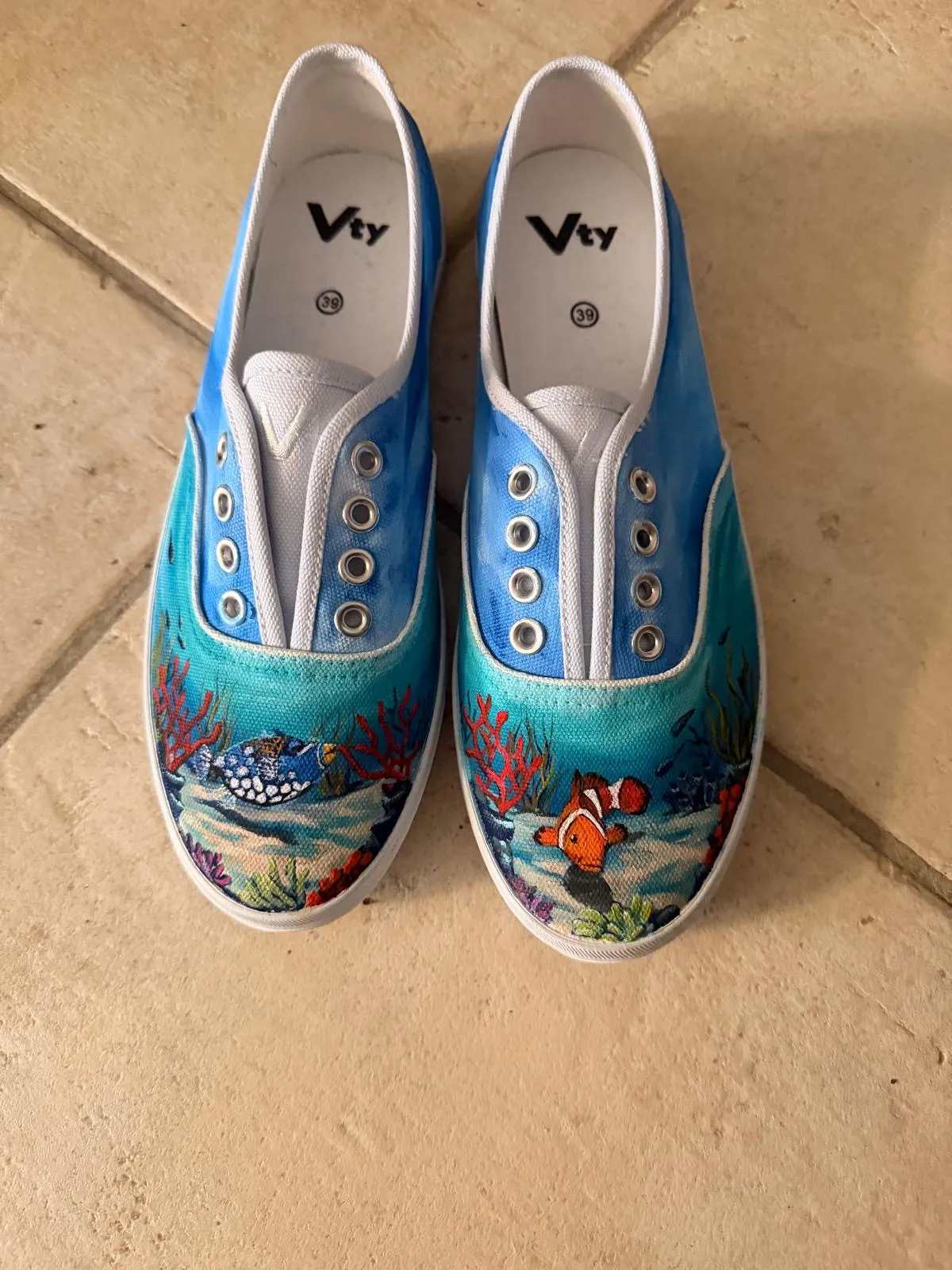 Handbemalte Slip-on-Schuhe mit Korallenriff, Clownfisch und Drückerfisch