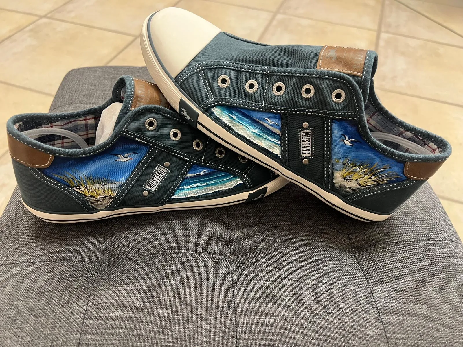 Dunkelblaue Sneaker mit handgemaltem Strand, Brandung, Dünengras und Möwen